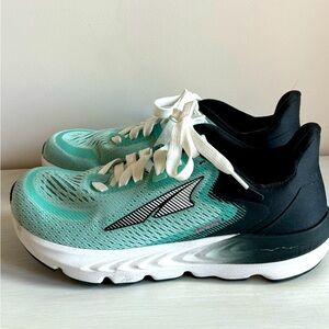 Altra Provision 6. Perfect condition. Worn once.